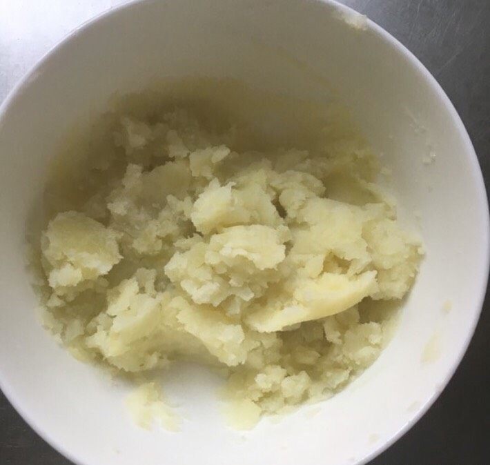 圆土豆+百里香烤土豆塔,压泥，我用的勺子背压的。