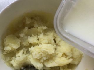 圆土豆+百里香烤土豆塔,加入冲调后的奶，一点点添加搅拌至粘稠的泥状。也可以直接用牛奶。