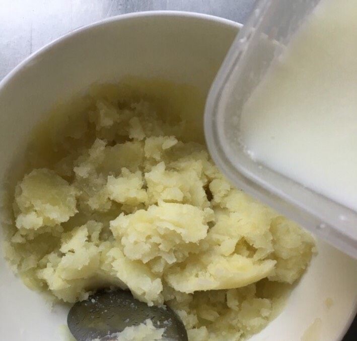 圆土豆+百里香烤土豆塔,加入冲调后的奶，一点点添加搅拌至粘稠的泥状。也可以直接用牛奶。