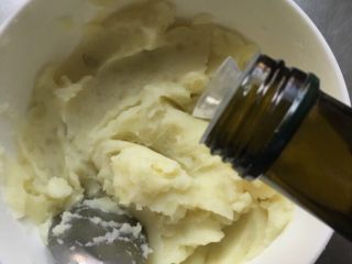 圆土豆+百里香烤土豆塔,加少量橄榄油混合均匀。也可以用黄油，会更香，黄油室温软化即可。