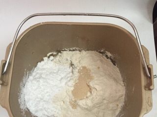 小屁屁面包,粉类倒入面包机，盐和糖分两个角落放，酵母放面粉上面