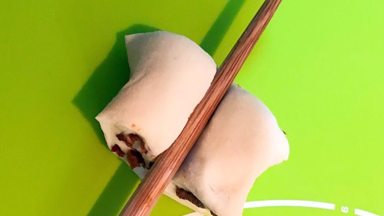 枣香花卷,取一段面卷，用筷子压在中间