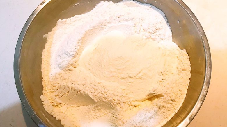 枣香花卷,再把奶粉加入面粉中调匀