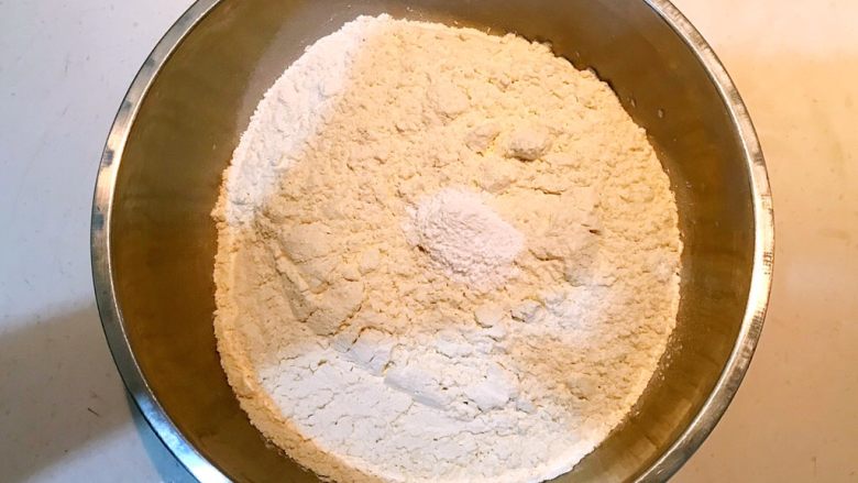 枣香花卷,把泡打粉加入面粉中