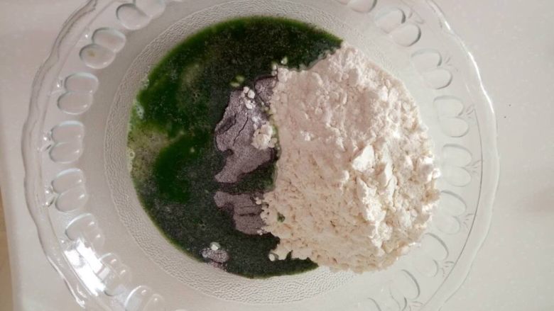 宝宝辅食-双米菠菜糕
10M以上,然后加入100克面粉，酵母水，菠菜汁，拌均匀。