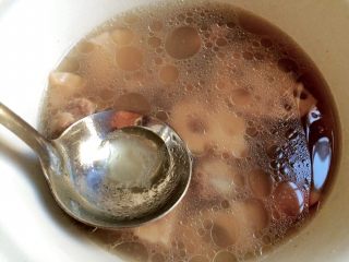 ＃感恩节食谱＃莲藕排骨汤,起锅前撇去汤上面的一层油