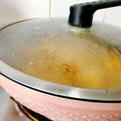 #感恩节食谱#+红烧鸡腿

,盖上盖子煮15~20分钟后汤汁差不多变少，取出卤料