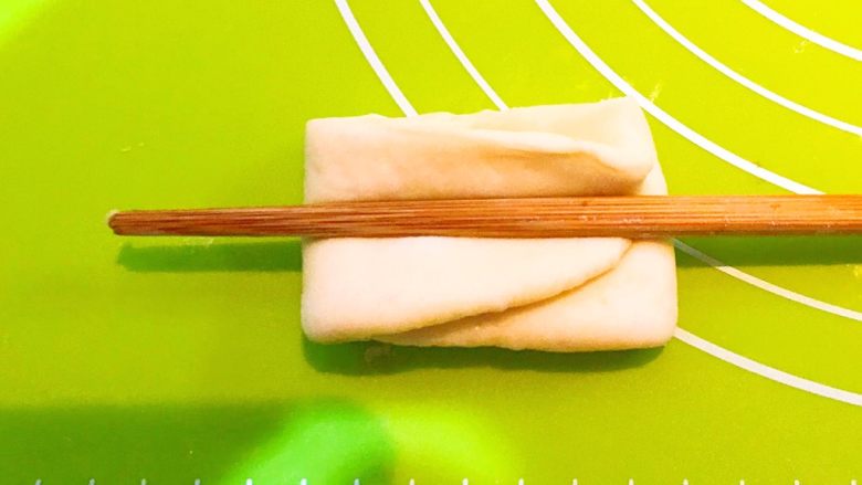 奶香花卷,用筷子压在面皮中间