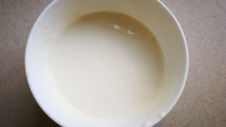 #圆土豆#培根土豆丝煎饼,搅拌到面粉非常光滑，无颗粒即可。