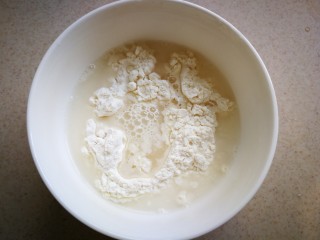 #圆土豆#培根土豆丝煎饼,准备好50克面粉，加入20毫升的水，调成粘稠的糊。这是一人的量。