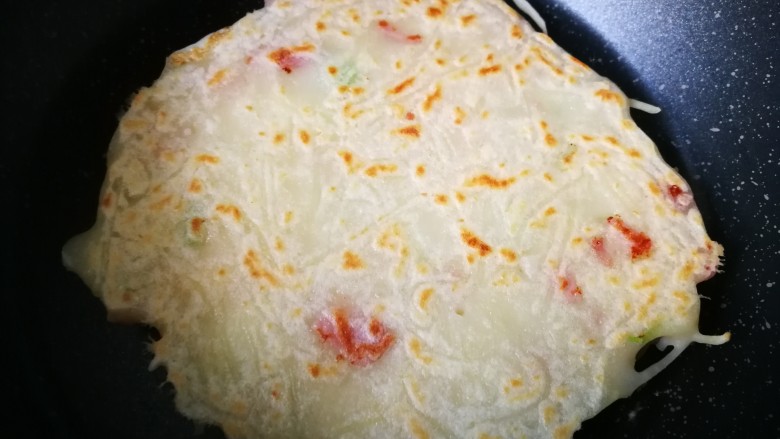 #圆土豆#培根土豆丝煎饼,表面金黄翻面，过一会出锅。