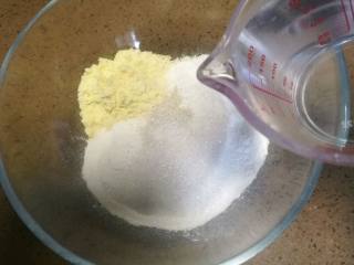玉米面发糕, 加入砂糖，酵母和水，40℃左右，搅拌均匀