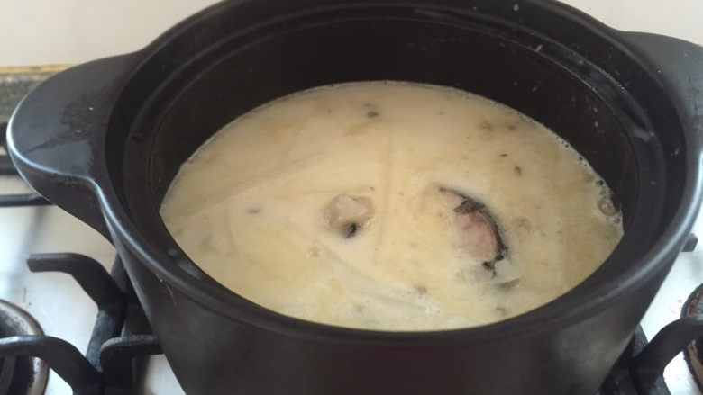 鲫鱼白萝卜丝汤,改成砂锅慢慢熬制。