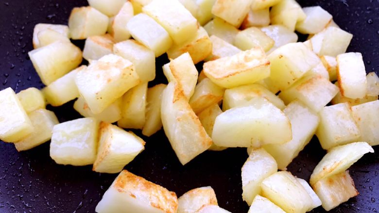 圆土豆～宫保土豆,土豆煎至焦黄色，关火盛出