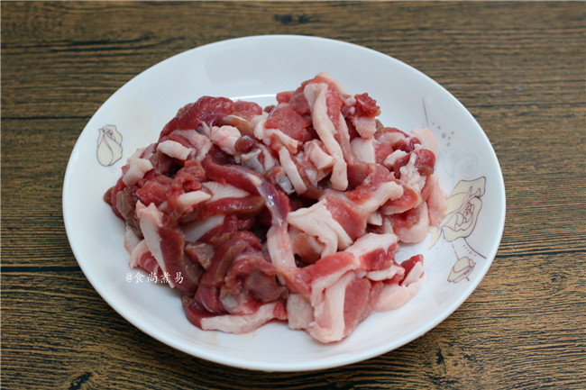 香辣薄荷炒羊肉,切成薄片或条状，切法随意