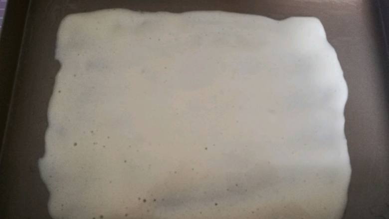 年轮蛋糕卷——不加油的懒人蛋糕卷,摊上蛋液，预热后180℃ 烤5分钟，