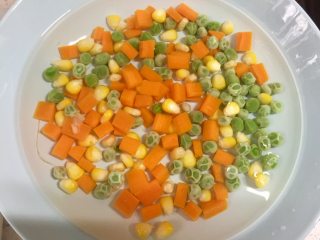 彩虹蔬菜馒头沙拉,焯好后过一下凉水，保持爽脆，且保持颜色鲜艳。然后沥干水。