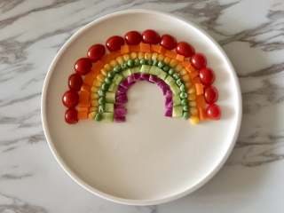 彩虹蔬菜馒头沙拉,把各种颜色的蔬菜如图摆成彩虹的形状。