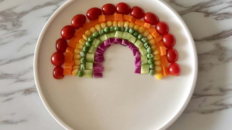 彩虹蔬菜馒头沙拉,把各种颜色的蔬菜如图摆成彩虹的形状。