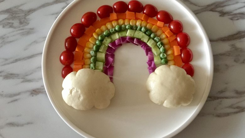 彩虹蔬菜馒头沙拉,把蒸好的白云馒头放在彩虹的两端。