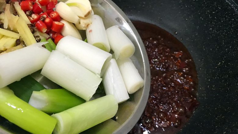 秘制川香羊排焖萝卜,加入葱，姜，蒜，小米椒，花椒