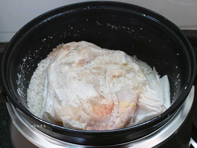 珐琅锅盐焗鸡,将鸡放在粗盐上面