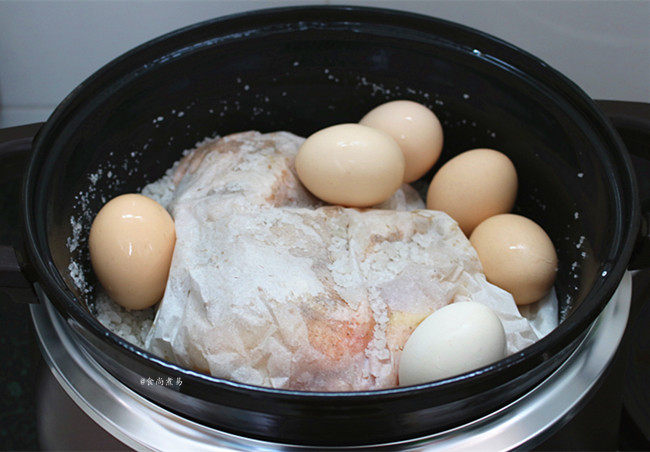 珐琅锅盐焗鸡,旁边有空隙的地方放些洗净的鸡蛋