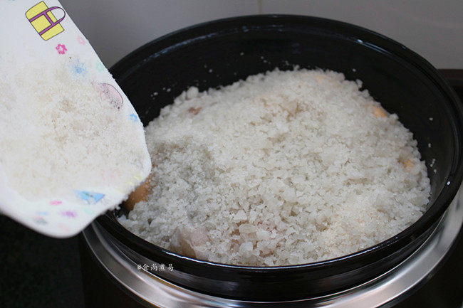 珐琅锅盐焗鸡,再将另一半粗盐倒在食材上面