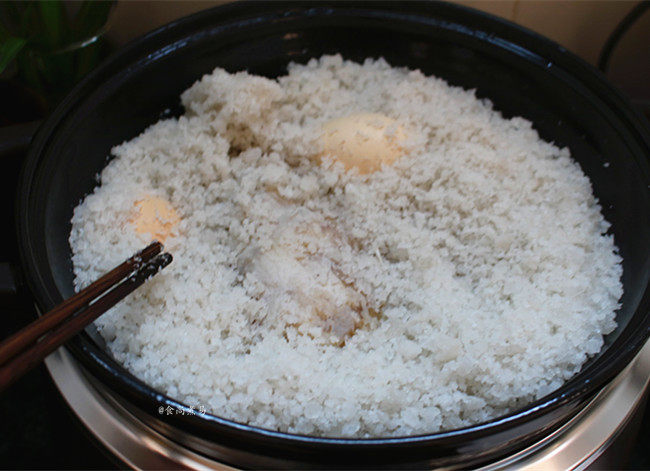珐琅锅盐焗鸡,两小时烹饪结束，电炖锅发出嘀嘀的提示声，这时关掉电源，打开锅盖
