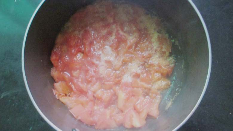 番茄金针菇蛋皮汤,不断的用铲压压番茄，压到几乎看不到番茄块了 加适量水，这时候如果觉得汤汁浓度不够的话可以再加番茄酱调浓度，我家没有番茄酱我就没放