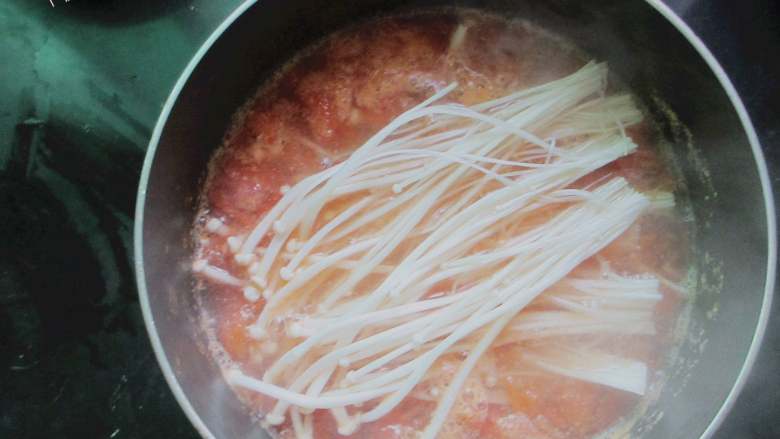 番茄金针菇蛋皮汤,水开后，加入金针菇，加入盐、鸡精调味