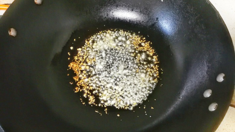 酱香金蒜蒸龙利鱼,锅内倒油，放入一半的蒜末，小火煸香，至金黄，
