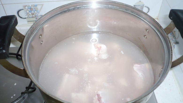 麻辣孜然排骨,锅中放凉水将排骨焯烫。
