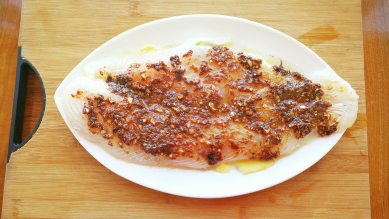 酱香金蒜蒸龙利鱼,把调好的酱汁均匀的铺在龙利鱼上，