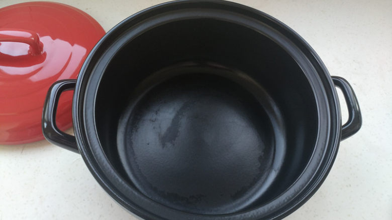 《黑乐砂锅烤板栗》,用抹布擦去浮尘。
