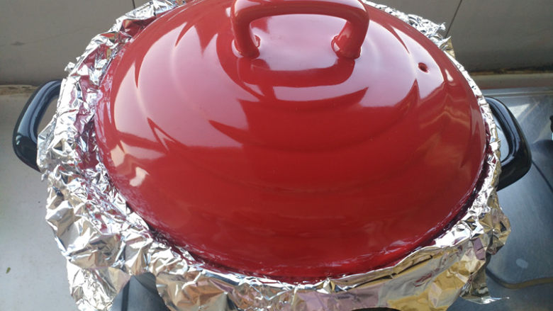 《黑乐砂锅烤板栗》,盖盖中小火烤制（中间注意多摇晃几次锅，防止一面烤糊）。
