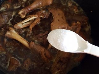 铁锅㸆大鹅,放盐调味后继续炖至汤汁浓稠。