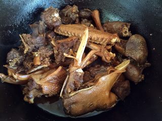 铁锅㸆大鹅,最后用小火㸆干汤汁里面的水分，只剩下油即可。