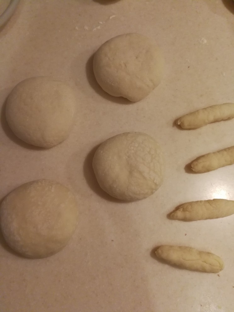 蘑菇豆沙包,包好后压扁，剩余面团搓条用来做蘑菇的尾巴。