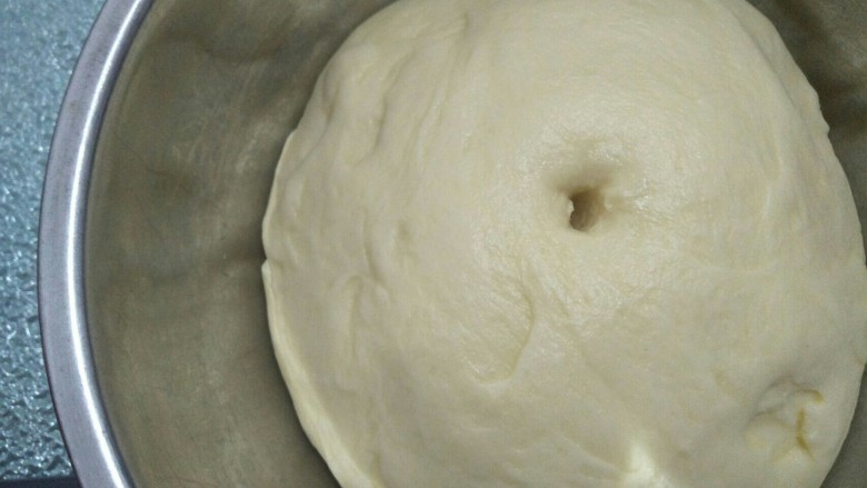 奶香椰蓉包,待面团发酵到原来的两倍大，手指沾水插入面团不回缩的状态。
