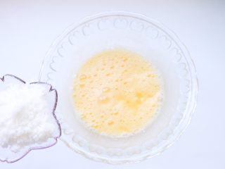 纸杯海绵蛋糕,鸡蛋打散搅拌均匀，糖粉分三次打发
