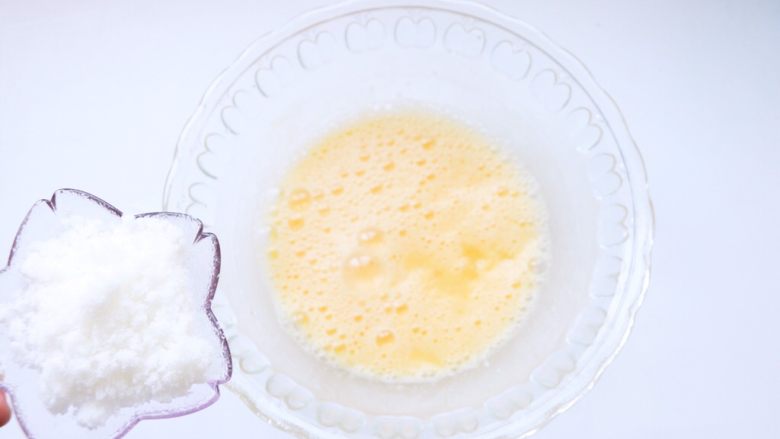 纸杯海绵蛋糕,鸡蛋打散搅拌均匀，糖粉分三次打发