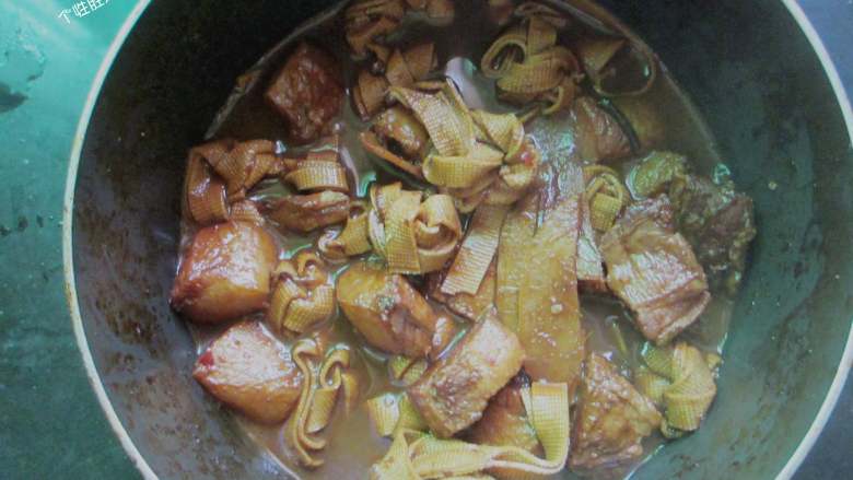 千张结烧肉,烧至水干入味,加点胡椒粉提味即可出锅