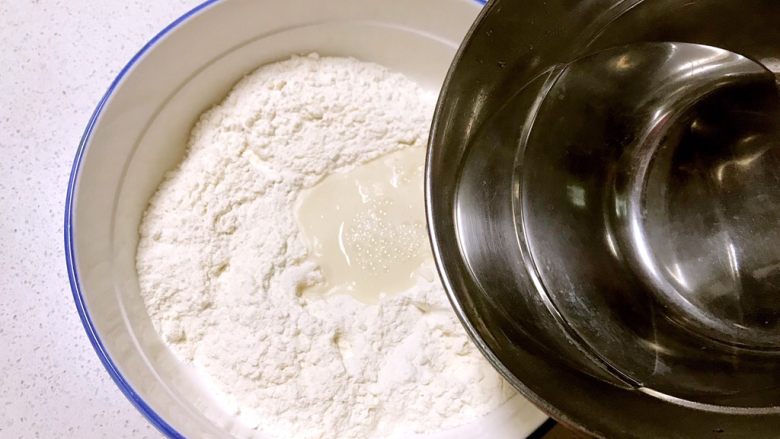 家常油饼,先加入开水烫面调匀，再加入凉开水和面