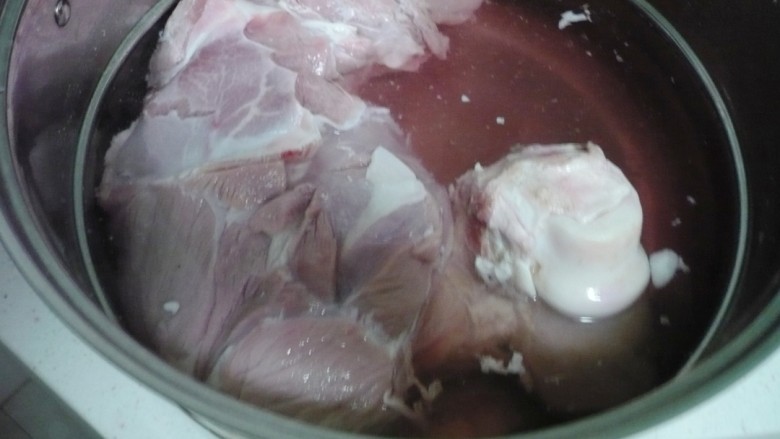 羊汤面,将材料用清水浸泡一晚上，泡去血水。中间要多次换水。
