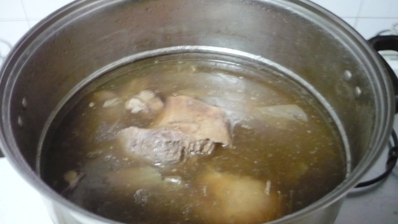 羊汤面,煮好的汤倒入煮锅中，加入切大块的羊肉，小火继续煮3个小时。