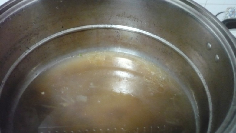 羊汤面,羊汤煮好后，加适量的盐备用。