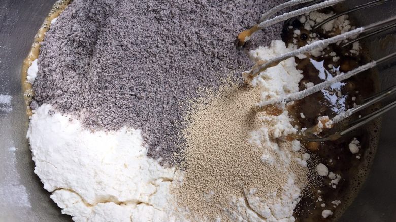红糖黑米发糕做法,加入面粉、黑米粉、酵母，搅匀，这个可以起筋的哈，多搅一会儿