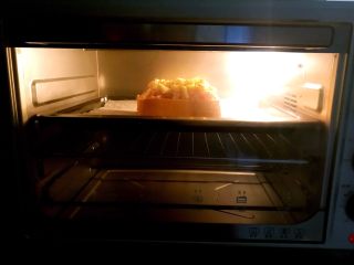 吐司披萨,把烤盘放入预热好的烤箱，上下火160W，烤10分钟