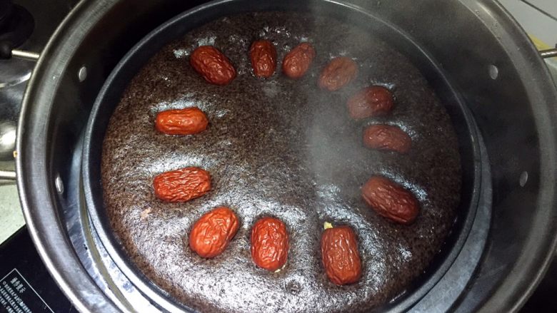 红糖黑米发糕做法,蒸锅烧开水后放入发酵好的面糊，面上放上红枣作为装饰（也可以放枸杞、提子干之类的），必须要水开后才放入面糊哈，加盖中火蒸35分钟。